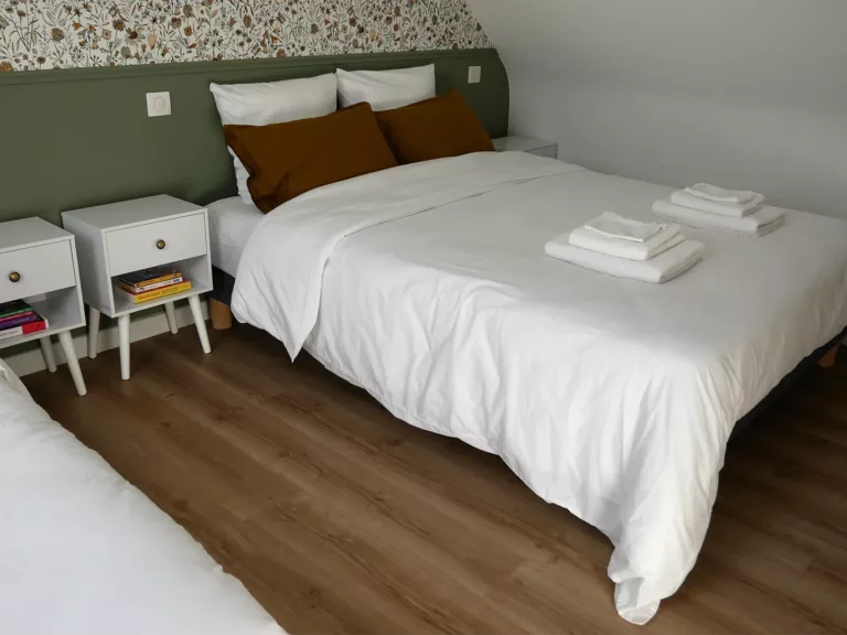 Pose carrelage imitation bois dans chambre à Naizin