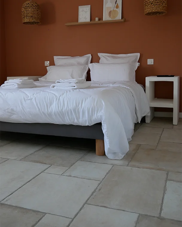 Pose carrelage grand carreaux dans chambre à Naizin