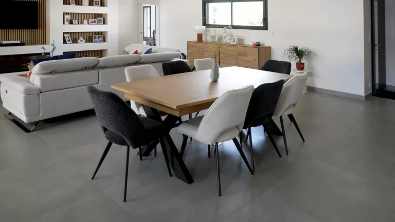 Pose de carrelage dans une salle à manger à Baud