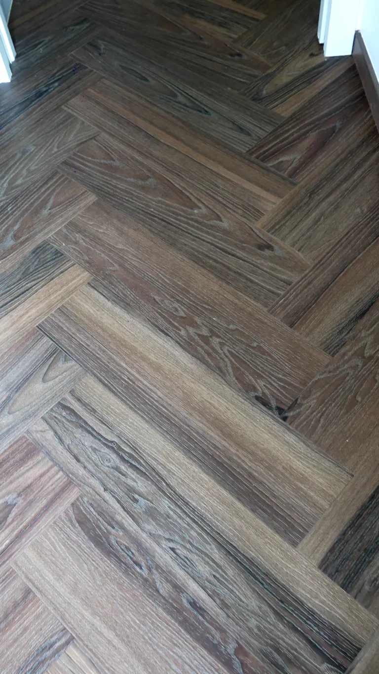 Pose de carrelage dans une salle de bains à Baud