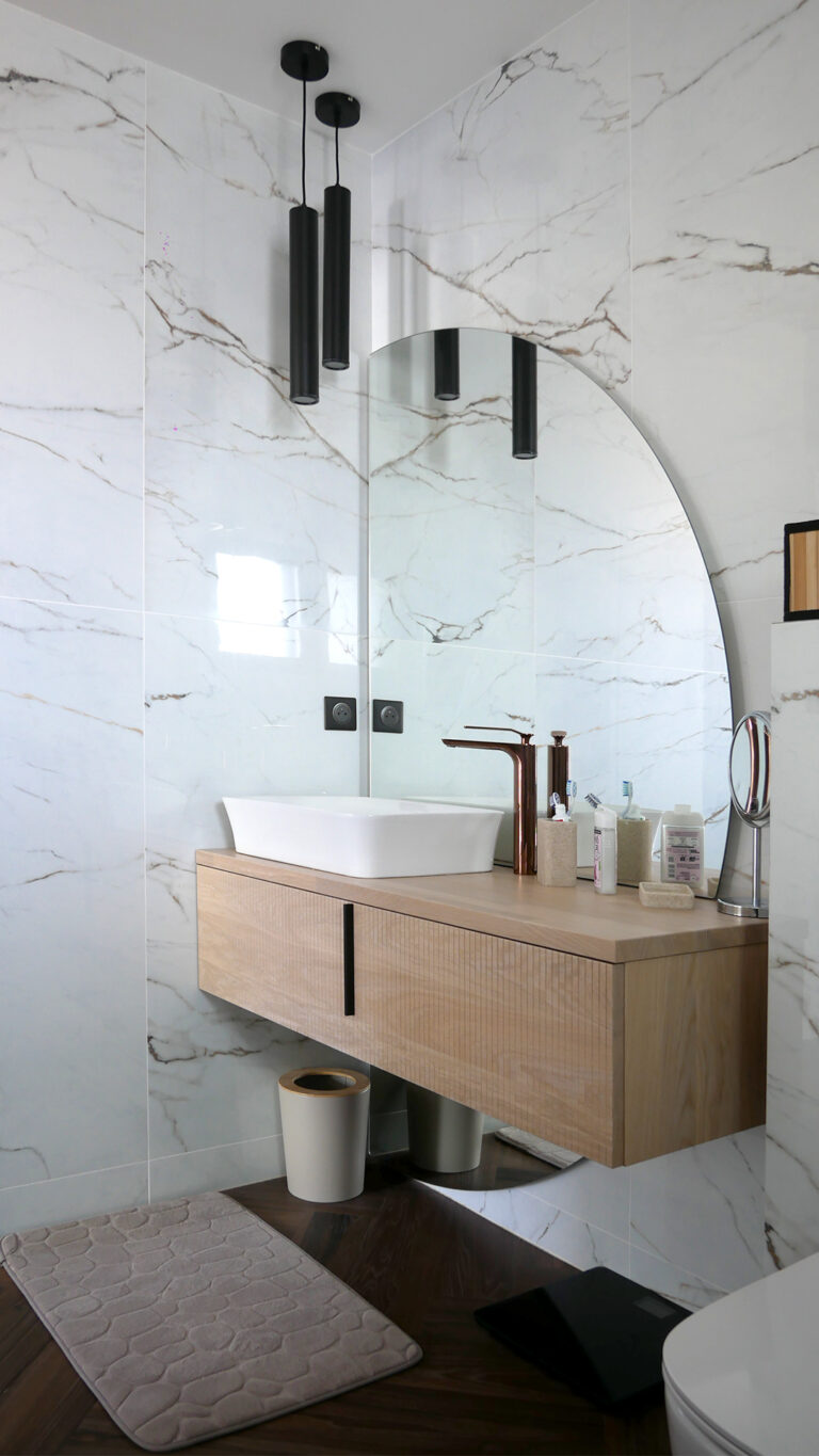 Pose de carrelage dans une salle de bains à Baud