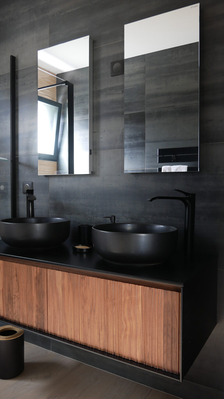 Pose de carrelage dans une salle de bains à Baud