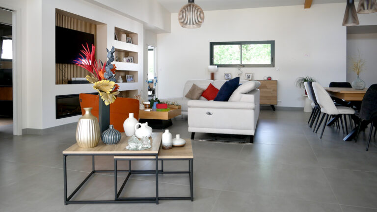 Pose de carrelage dans un séjour à Baud