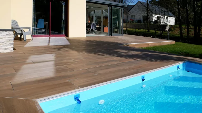 Terrasse carrelée et margelles de piscine réalisées près de Locminé