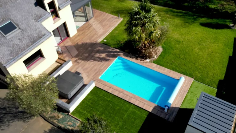 Terrasse carrelée et margelles de piscine réalisées près de Locminé